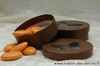 Boite Aurore chocolat : Boite ronde munie d'une fentre transparente en forme de papillon. Capacit 40g. Diamtre 6cm X haut 2cm