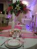 dcoration argent/fushia avec vase martini et fleurs,rideaux lumineux et trne
