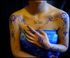 tatouage paillet violet et bleu