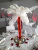Dcoration rouge et blanc avec centre de table en plumes d'autruches .