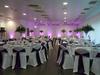 Dcoration violet/argent avec composition florale, rideaux lumineux et spots d'ambiance ...