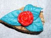 Fourrage amande pos sur une fine couche de pte sabl, et dcor avec cette mme pte, le tout imbib d'un sirop de sucre vanill.