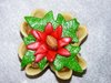 La pte sabl enveloppe partiellement la farce aux amandes, et cette ptisserie est dcor avec cette mme pte, le tout imbib d'un sirop de sucre vanill.