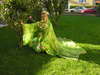 caftan vert swarovski accompan d'une parrure dor