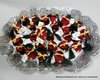 panier argent avec petites tarbouches et main de fatma dore, garni de drages.