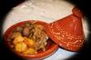 tajine individuel d'agneau, pommes de terre, haricots, et champignons de paris.