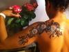 tatouage epaule henne noir non allergene et paillettes cosmetiques waterproof