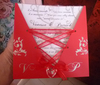 v Rouge, lac blanc, arabesques argent, coeur cristal