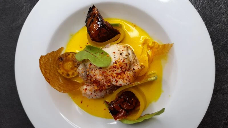 Assiette dressée présentée par Labriak Traiteur