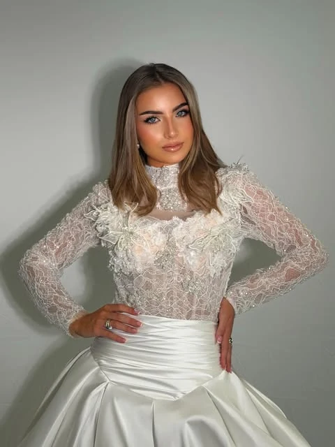 Détail du bustier et des manches de la robe de mariée
