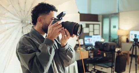 Un photographe tient son appareil.