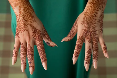 Mains décorées de henné marocain.